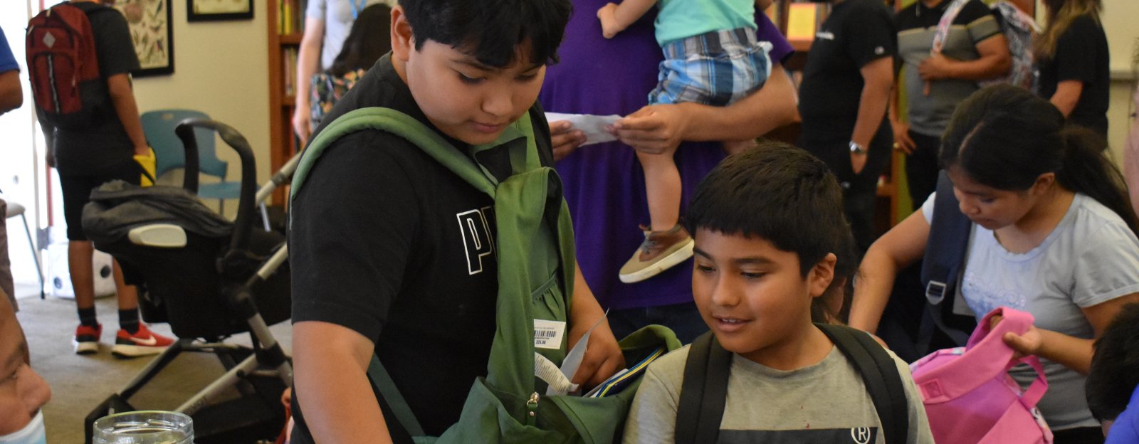 Bienestar residents play educational games to fill their backpacks with school supplies.