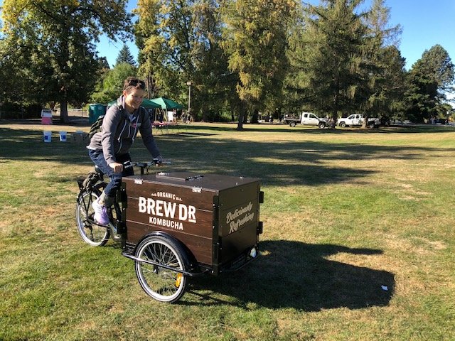 Mindy Coolidge delivering refreshments at a volunteer event.